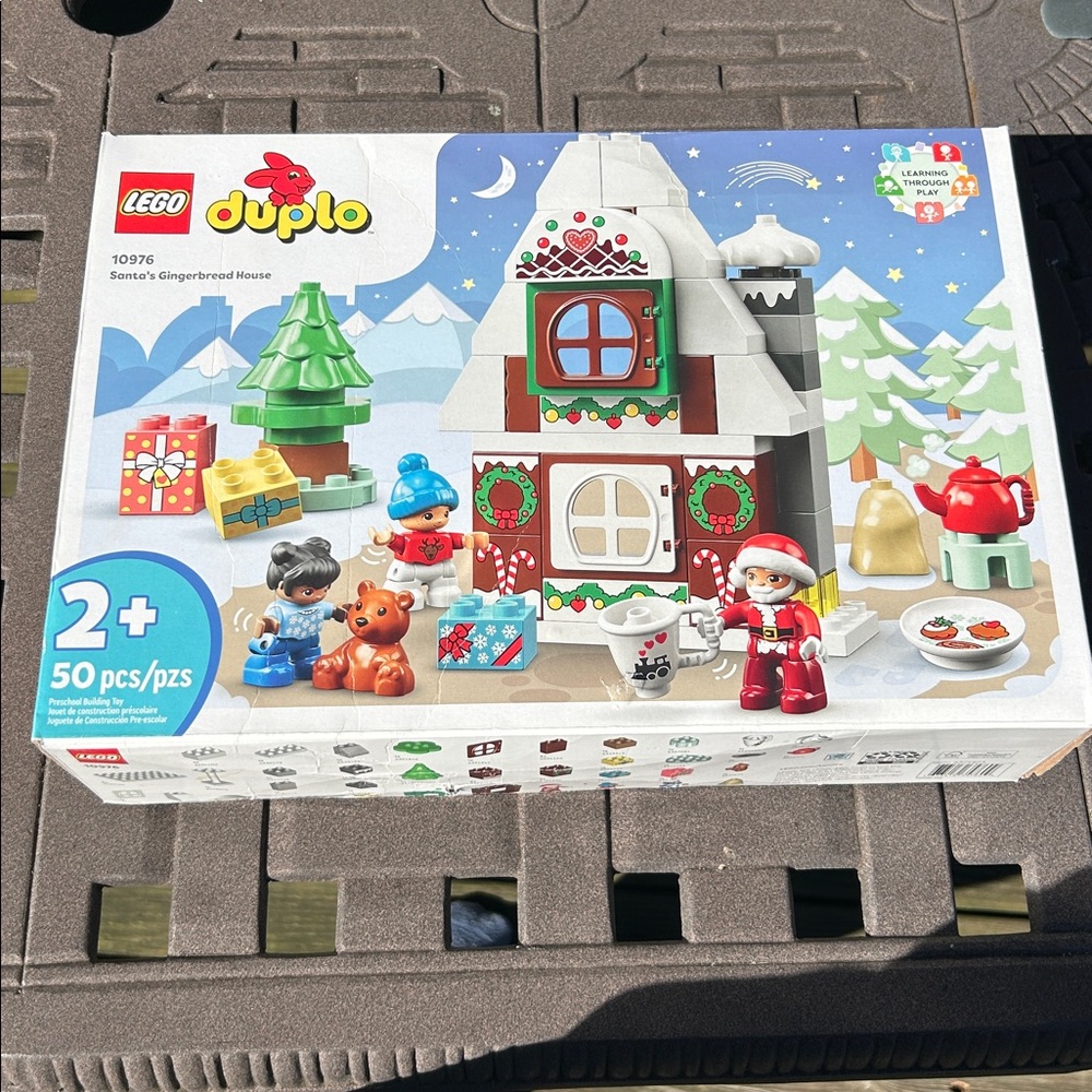 LEGO DUPLO Town Santa's Gingerbread House 10976 New in (slightly damaged) Box